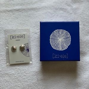 [ki-ele] Teeny Manini Sunrise Shell Studs